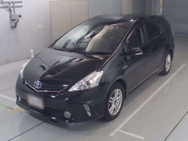 33329 Toyota Prius alpha ZVW41W 2014 г. (CAA Chubu)